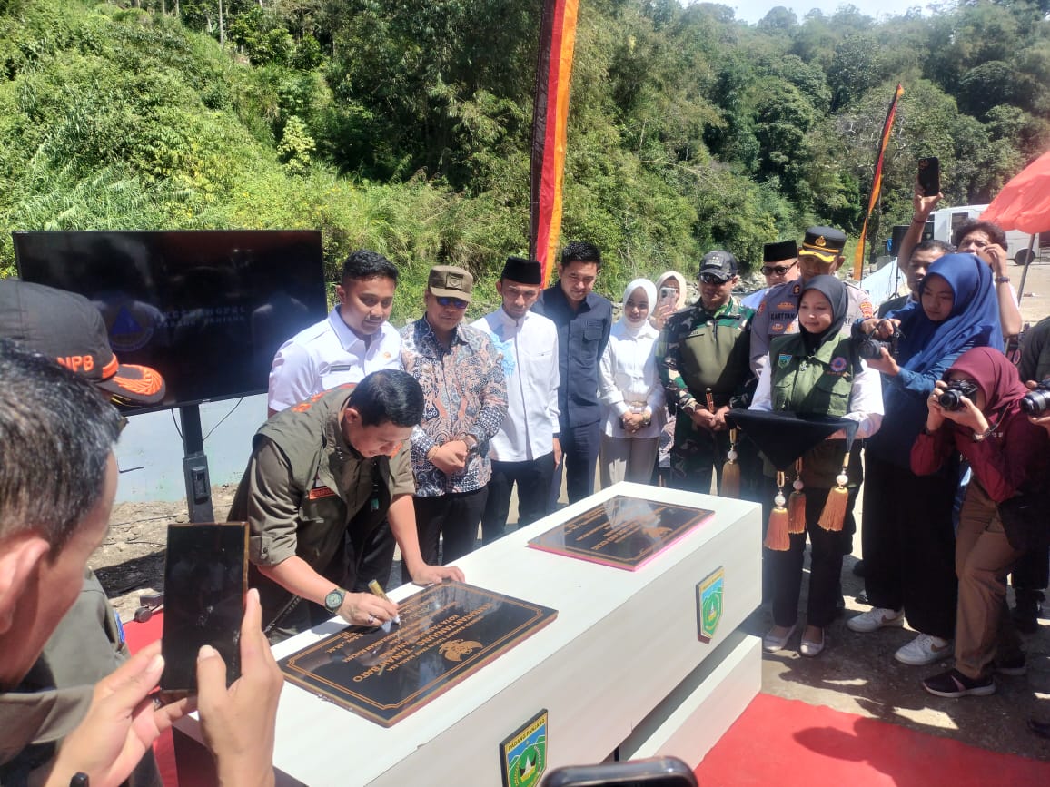 Resmikan Sejumlah Infrastruktur Terdampak Bencana di Padang Panjang, Kepala BNPB Apresiasi Kolaborasi Pusat-Daerah