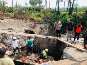 Usai Banjir Bandang, Semen Padang Bantu 100 Zak untuk Perbaikan Irigasi di Tanah Datar