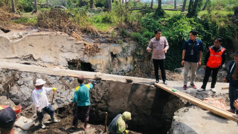 Usai Banjir Bandang, Semen Padang Bantu 100 Zak untuk Perbaikan Irigasi di Tanah Datar