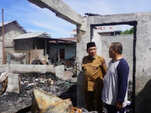 Wawako Padang Serahkan Bantuan untuk Korban Kebakaran di Ganting Parak Gadang