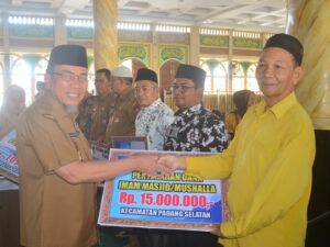 Serahkan Dana Operasional RT/RW, Wawako Padang Apresiasi Dukungan Masyarakat