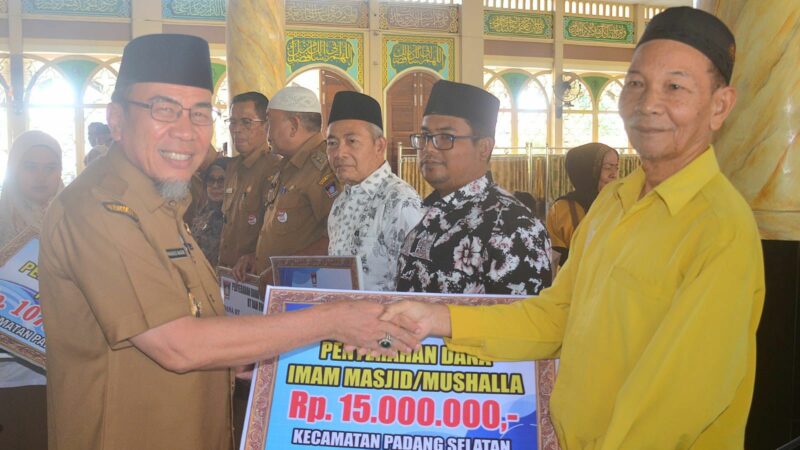 Serahkan Dana Operasional RT/RW, Wawako Padang Apresiasi Dukungan Masyarakat