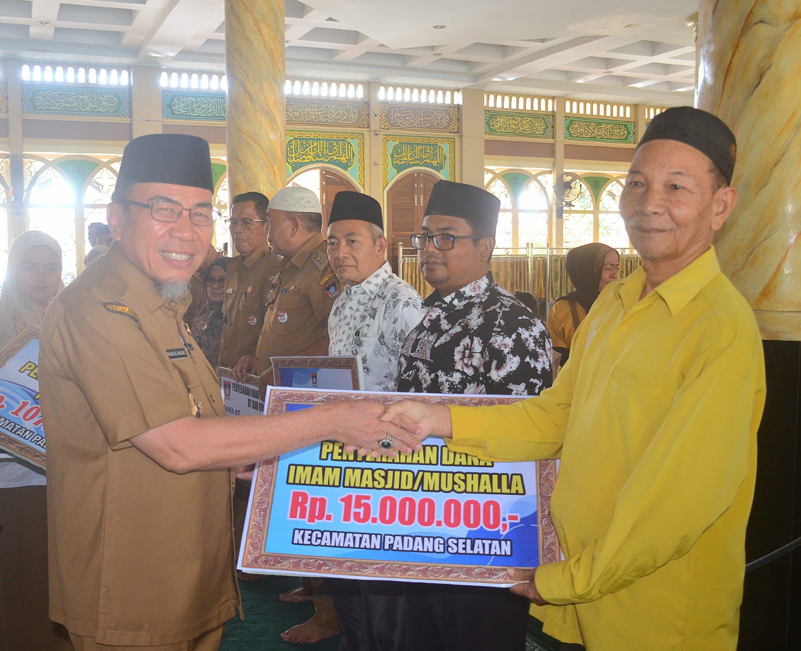 Serahkan Dana Operasional RT/RW, Wawako Padang Apresiasi Dukungan Masyarakat
