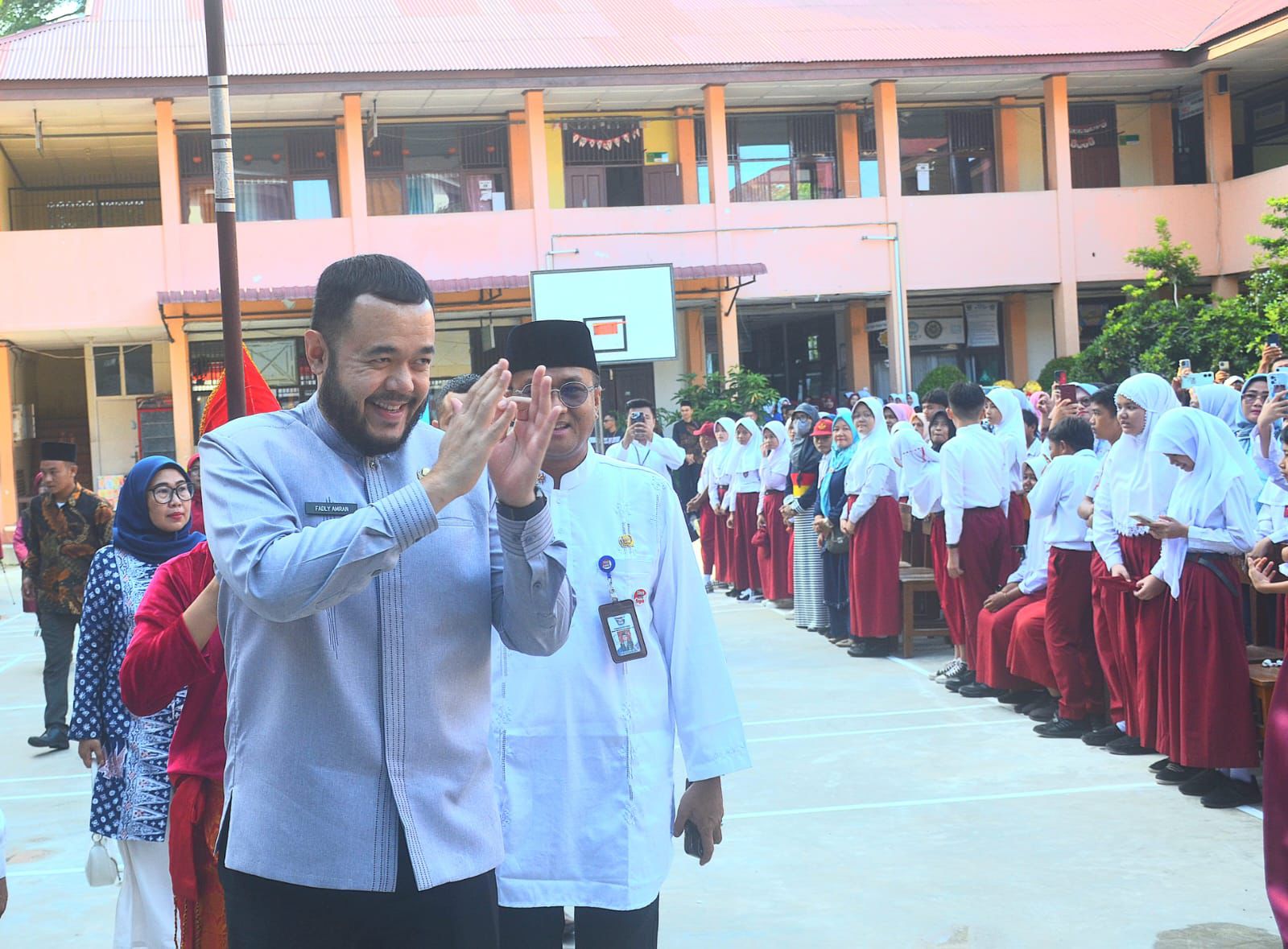 Wako Fadly Amran Mulai Salurkan Kartu Padang Juara untuk 12.606 Siswa Kurang Mampu