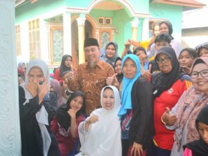 Wawako Padang Serahkan 300 Bingkisan Pendidikan untuk Siswa SD dan SMP Kurang Mampu