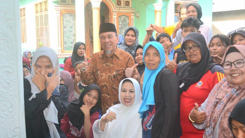 Wawako Padang Serahkan 300 Bingkisan Pendidikan untuk Siswa SD dan SMP Kurang Mampu