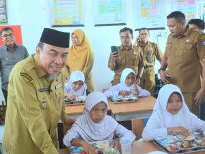 Wawako Padang Maigus Nasir Buka Program MBG di SDN 28 Air Tawar Timur