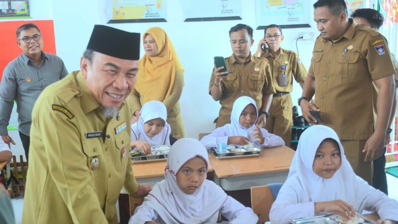 Wawako Padang Maigus Nasir Buka Program MBG di SDN 28 Air Tawar Timur