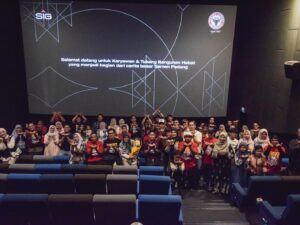 Semen Padang Ajak Tukang Bangunan Nonton Bareng Superman di Bioskop