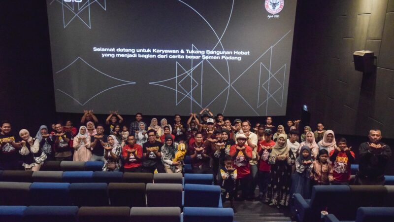 Semen Padang Ajak Tukang Bangunan Nonton Bareng Superman di Bioskop