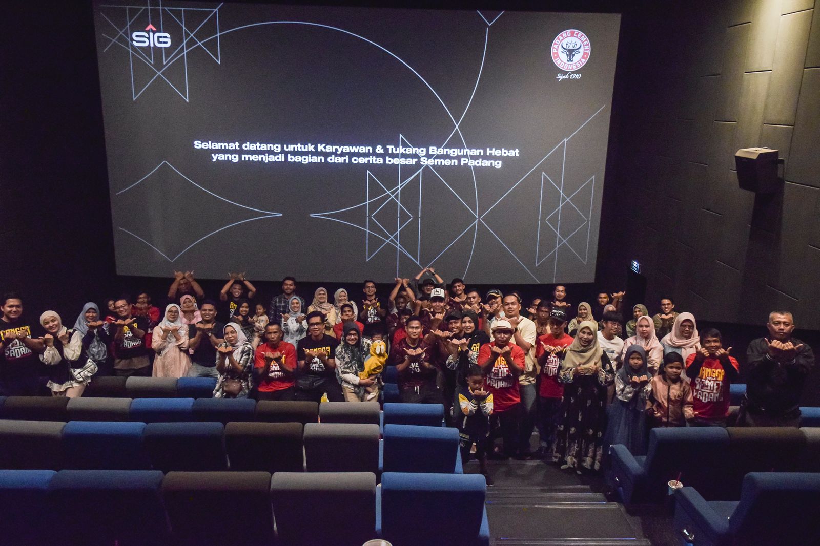 Semen Padang Ajak Tukang Bangunan Nonton Bareng Superman di Bioskop