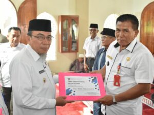 Wawako Padang Serahkan Dana Operasional RT/RW se Kecamatan Nanggalo