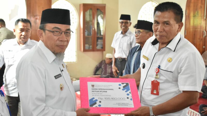 Wawako Padang Serahkan Dana Operasional RT/RW se Kecamatan Nanggalo