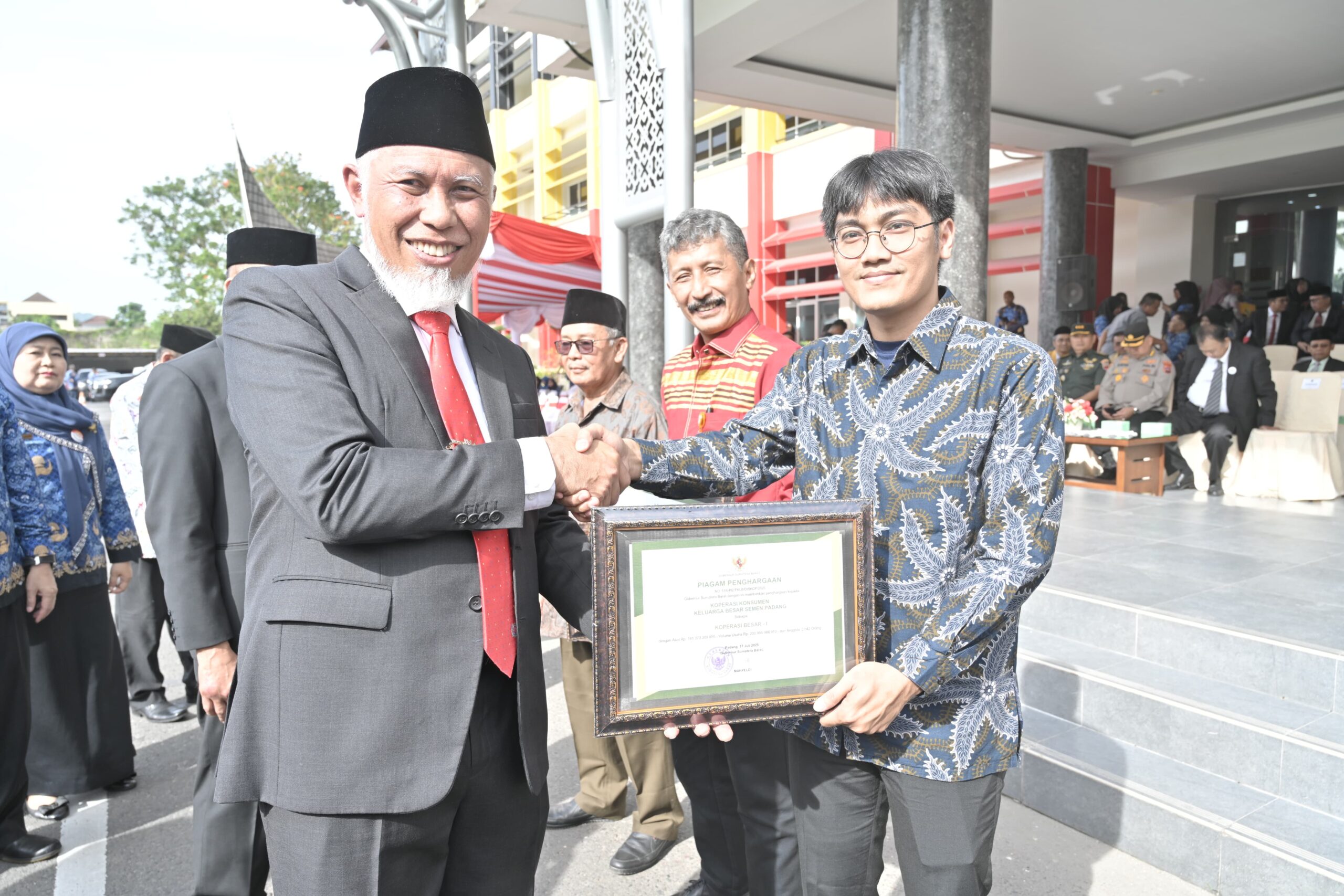 Raih 2 Penghargaan, Koperasi Konsumen Keluarga Besar Semen Padang jadi Koperasi Terbesar di Sumbar