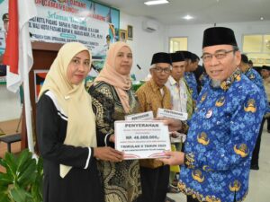 Wawako Padang Serahkan Dana Operasional se Kecamatan Bungus Teluk Kabung