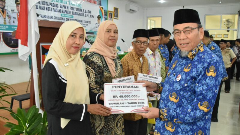 Wawako Padang Serahkan Dana Operasional se Kecamatan Bungus Teluk Kabung