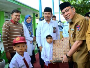 Wawako Maigus Nasir Serahkan Seragam Gratis di MTsN 6 Padang