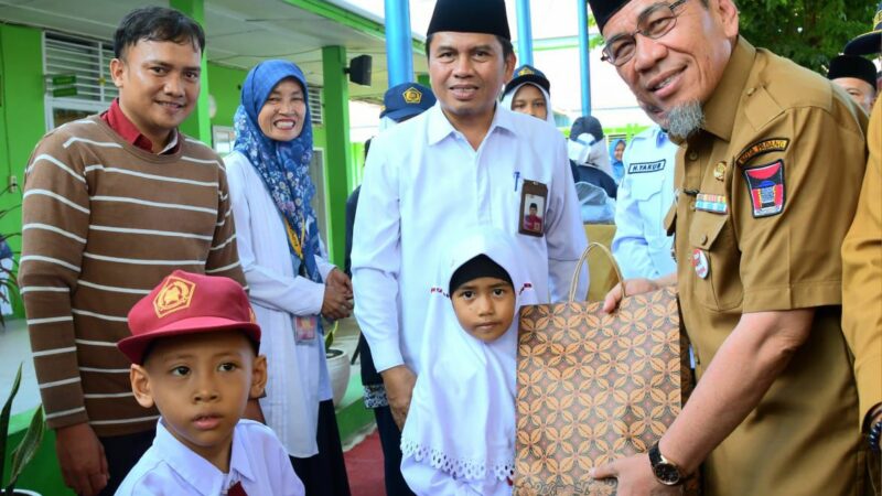 Wawako Maigus Nasir Serahkan Seragam Gratis di MTsN 6 Padang