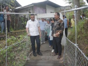 Didatangi Walikota Padang, Masyarakat Koto Lua Minta Dibangunkan Jembatan Permanen