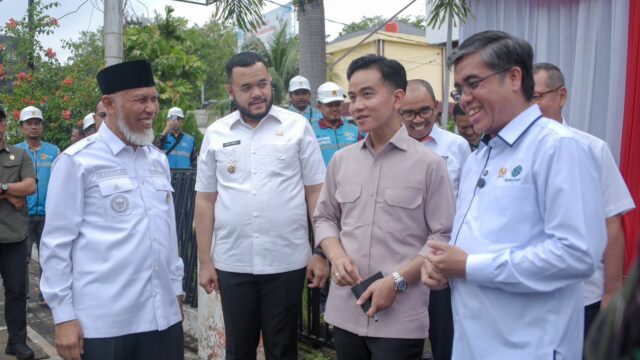 Wako Fadly Amran Dampingi Wapres Gibran Salurkan BSU di Padang