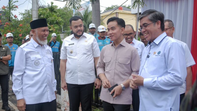 Wako Fadly Amran Dampingi Wapres Gibran Salurkan BSU di Padang