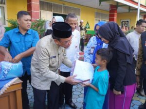Wakil Wali Kota Padang, Maigus Nasir menyerahkan secara simbolisasi seragam gratis dan kartu Padang Juara di SDN 03 Alai
