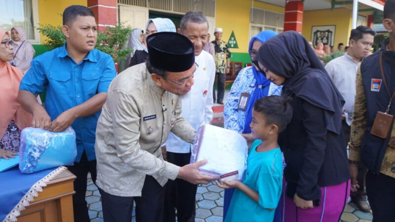 Wakil Wali Kota Padang, Maigus Nasir menyerahkan secara simbolisasi seragam gratis dan kartu Padang Juara di SDN 03 Alai
