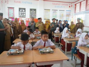 Sebanyak 27 sekolah di Kota Padang sudah menerima program Makan Bergizi Gratis (MBG). Ke depan, jumlah sekolah yang mendapatkan program BMG