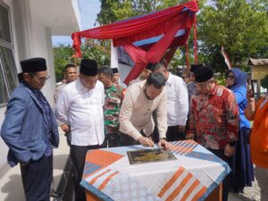 Wali Kota Padang, Fadly Amran meresmikan Gedung Serba Guna Forum RT/RW Kelurahan Lubuk Minturun Sungai Lareh, Rabu (16/7/2025).