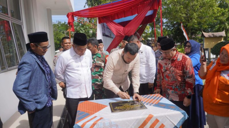 Wali Kota Padang, Fadly Amran meresmikan Gedung Serba Guna Forum RT/RW Kelurahan Lubuk Minturun Sungai Lareh, Rabu (16/7/2025).