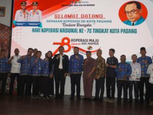 Kepala Dinas Koperasi dan UKM Kota Padang, Fauzan Ibnovi mengungkapkan bahwa sebagian besar koperasi di Padang bergerak di sektor