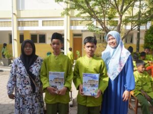 Sebanyak 6.272 siswa SD dan 5.647 siswa SMP dari keluarga kurang mampu menerima Lembar Kerja Siswa (LKS) gratis dari Pemko Padang.