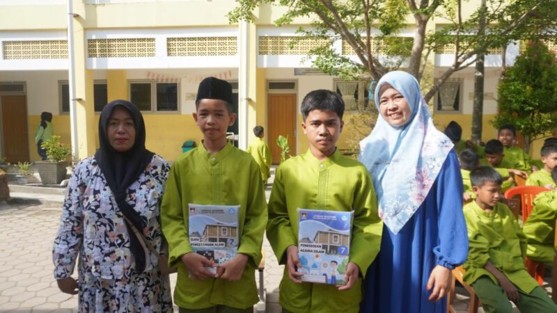 Sebanyak 6.272 siswa SD dan 5.647 siswa SMP dari keluarga kurang mampu menerima Lembar Kerja Siswa (LKS) gratis dari Pemko Padang.