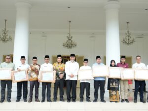 Pemprov Sumbar memberikan penghargaan kepada 14 OPD atas kontribusinya sebagai tim penerapan Standar Pelayanan Minimal (SPM) Tahun 2024.