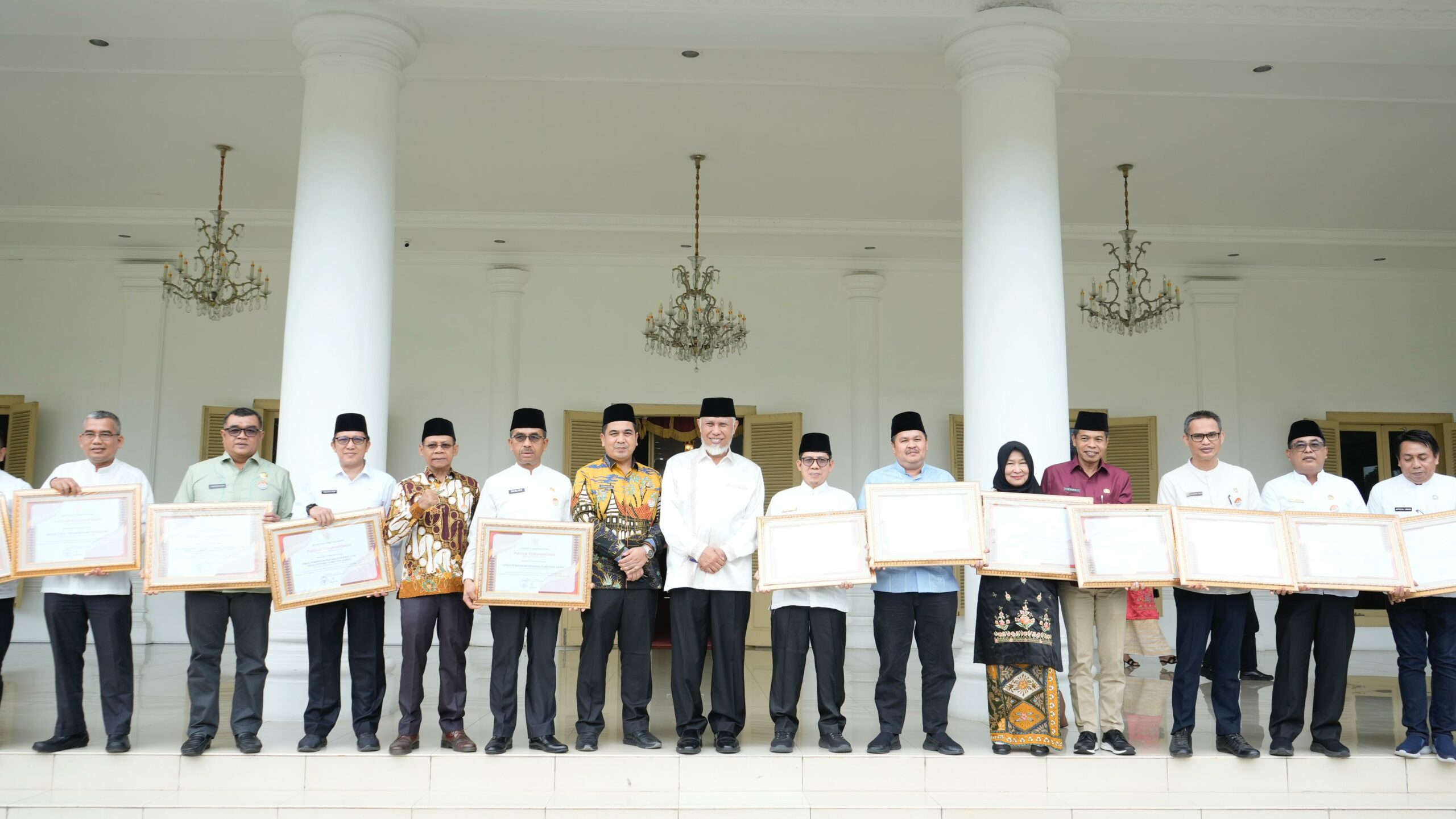 Serahkan Penghargaan Bagi 14 OPD Pemprov, Mahyeldi: Kepala Dinas Harus Turun ke Lapangan