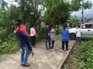 Salah satu korban kekerasan anak dibawah umur dalam kasus perusakan rumah doa GKSI PAdang digendong oleh orang tuanya