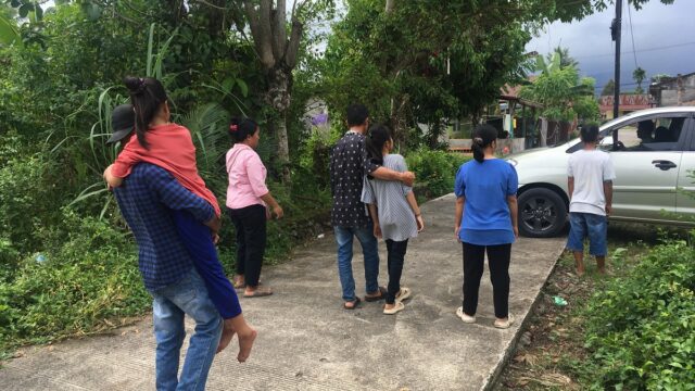 Salah satu korban kekerasan anak dibawah umur dalam kasus perusakan rumah doa GKSI PAdang digendong oleh orang tuanya