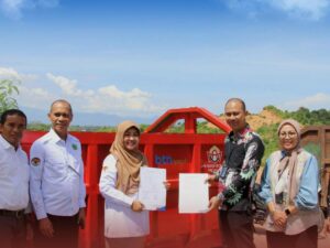 Universitas Islam Negeri (UIN) Imam Bonjol Padang menerima satu unit kontainer sampah terbuka dari Unit Usaha Syariah PT Bank Tabungan Negara