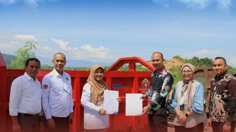 Universitas Islam Negeri (UIN) Imam Bonjol Padang menerima satu unit kontainer sampah terbuka dari Unit Usaha Syariah PT Bank Tabungan Negara