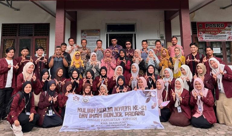 UIN Imam Bonjol Padang menyerahkan 32 mahasiswa KKN kepada Nagari Pamuatan, Kabupaten Sijunjung. Kegiatan serah terima mahasiswa KKN