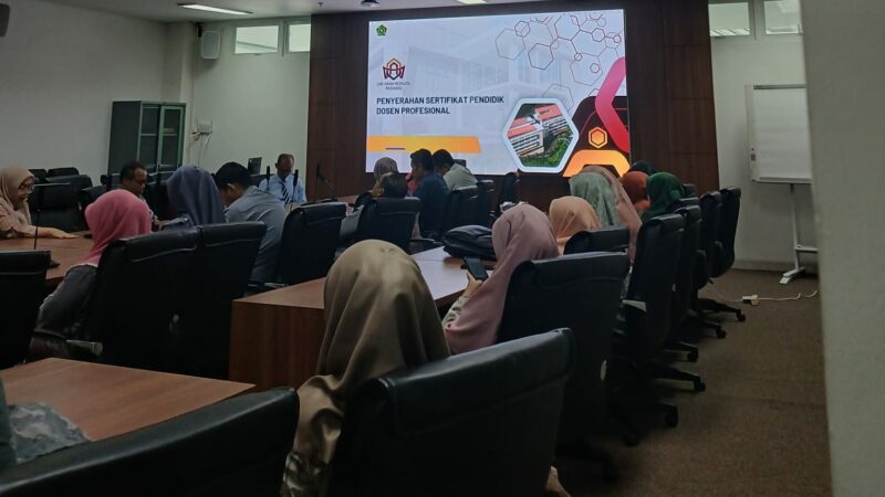 Sebanyak 60 dosen Universitas Islam Negeri Iman Bonjol (UIN IB) Padang menerima sertifikat pendidik dosen profesional dalam acara