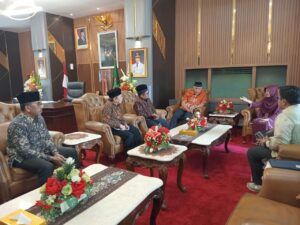 Rektor UIN Imam Bonjol Padang, Prof Dr Martin Kustati MPd didampingi oleh Wakil Rektor II, Wakil Rektor III, Biro AUPK, dan Sekretaris LPM