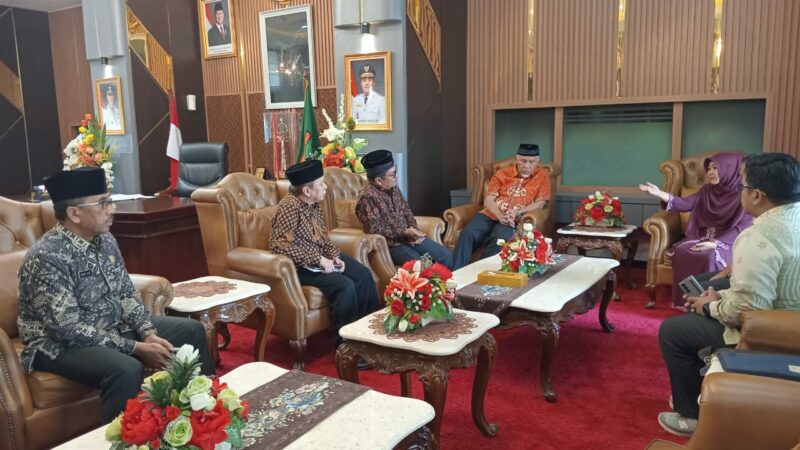 Rektor UIN Imam Bonjol Padang, Prof Dr Martin Kustati MPd didampingi oleh Wakil Rektor II, Wakil Rektor III, Biro AUPK, dan Sekretaris LPM