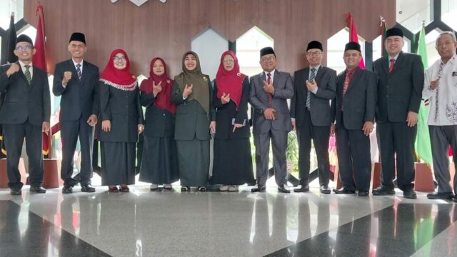 Sebanyak 10 dosen UIN Imam Bonjol Padang resmi mendapatkan Surat Keputusan (SK) Penetapan Profesor dari Kementerian Agama Republik Indonesia