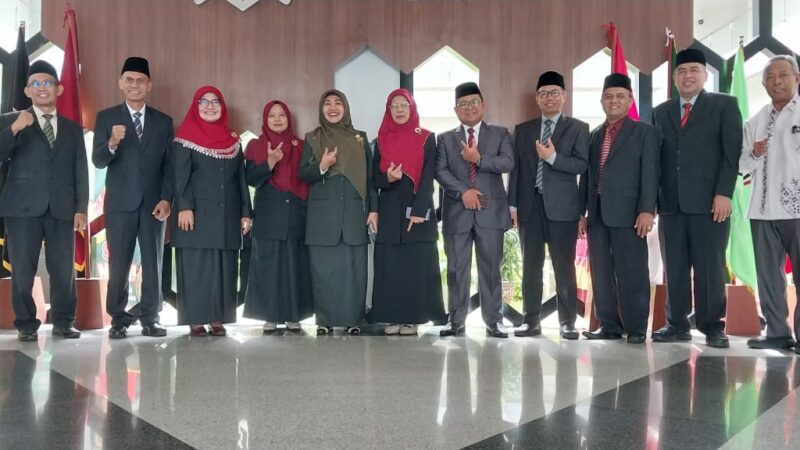 Sebanyak 10 dosen UIN Imam Bonjol Padang resmi mendapatkan Surat Keputusan (SK) Penetapan Profesor dari Kementerian Agama Republik Indonesia