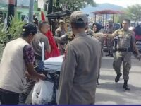 Satpol PP Padang menertibkan sejumlah pedagang kaki lima (PKL) yang berjualan di badan jalan dan trotoar di Kecamatan Padang Timur