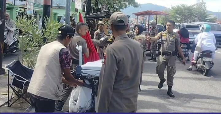 Satpol PP Padang menertibkan sejumlah pedagang kaki lima (PKL) yang berjualan di badan jalan dan trotoar di Kecamatan Padang Timur