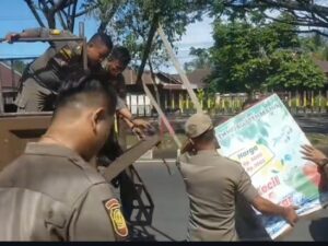 Sejumlah pedagang kaki lima (PKL) di Kecamatan Koto Tangah yang menyalahgunakan fungsi trotoar dan badan jalan ditertibkan pada Rabu