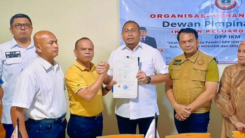 Ketum DPP Ikatan Keluarga Minang (IKM) Andre Rosiade bertemu dengan para tokoh pendiri IKM di Sekretariat DPD IKM Tangerang Selatan (Tangsel),