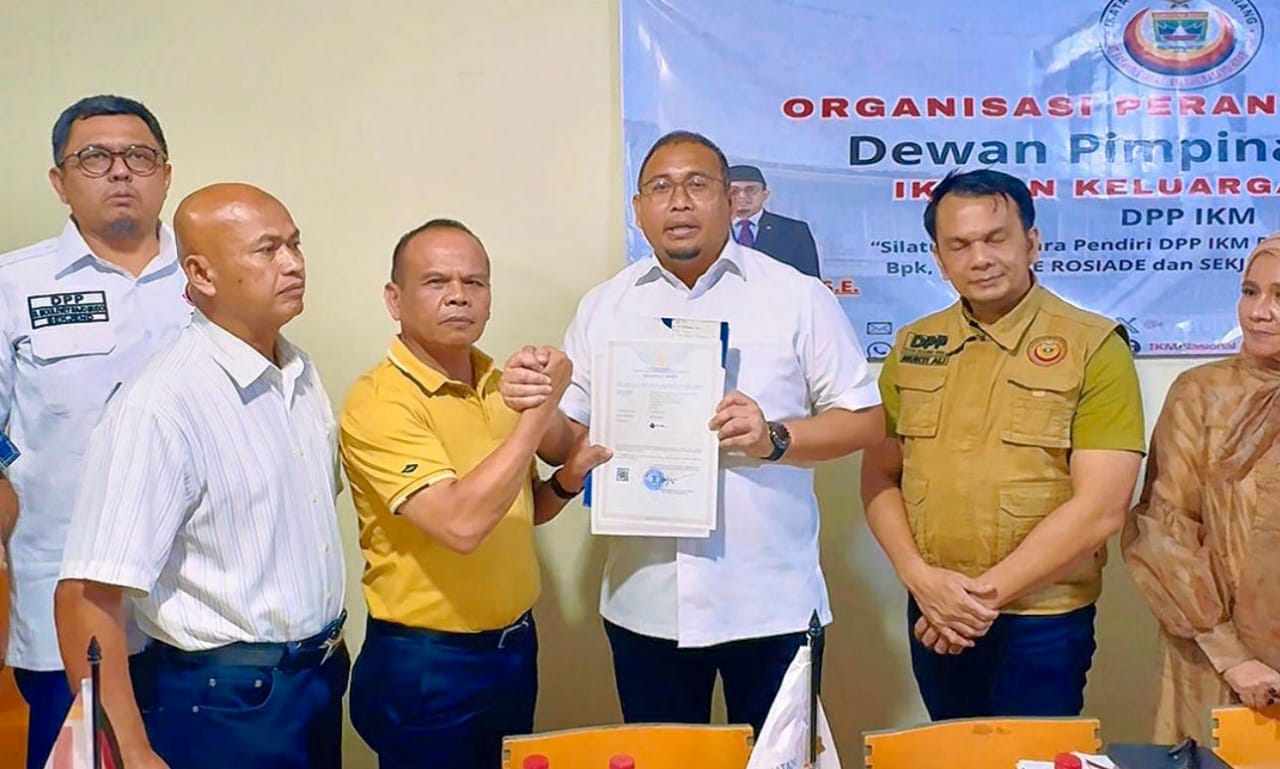 Tokoh Pendiri Serahkan Sertifikat dan Merek dan Hak Paten IKM ke Andre Rosiade